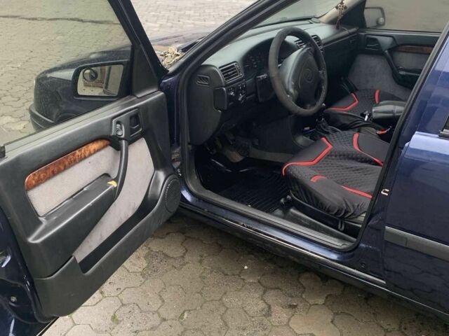 Синий Опель Вектра, объемом двигателя 2 л и пробегом 336 тыс. км за 1100 $, фото 3 на Automoto.ua