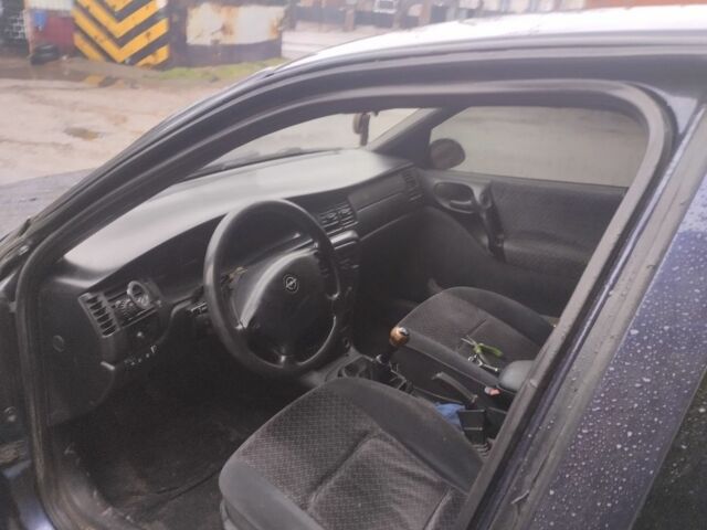 Синий Опель Вектра, объемом двигателя 1.8 л и пробегом 320 тыс. км за 2100 $, фото 6 на Automoto.ua