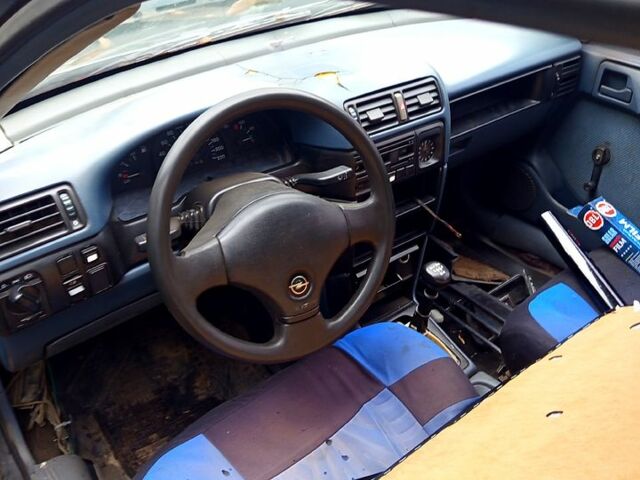 Синий Опель Вектра, объемом двигателя 1.6 л и пробегом 90 тыс. км за 350 $, фото 5 на Automoto.ua