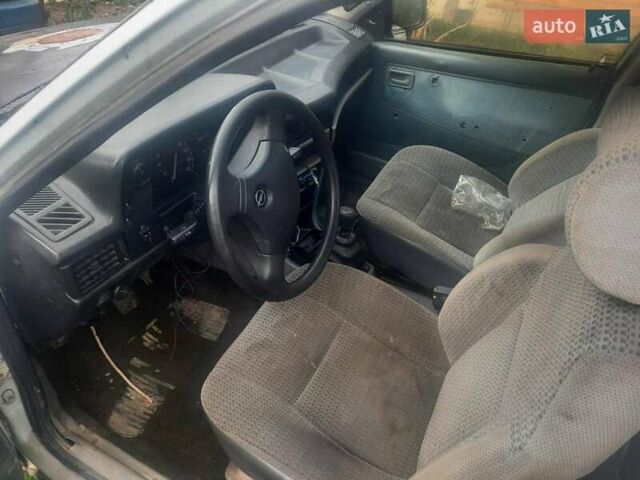 Опель Вектра 1988 в Верховине на Automoto.ua Синий Опель Вектра, объемом двигателя 1.8 л и пробегом 120 тыс. км за 550 $, фото 1 на Automoto.ua