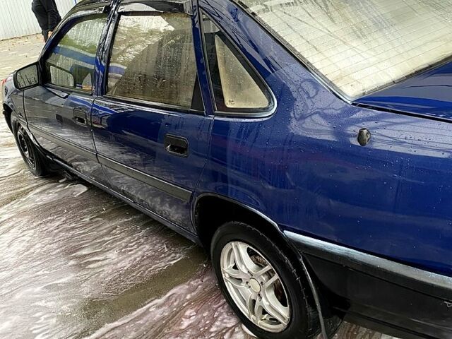 Синій Опель Вектра, об'ємом двигуна 1.6 л та пробігом 340 тис. км за 990 $, фото 1 на Automoto.ua