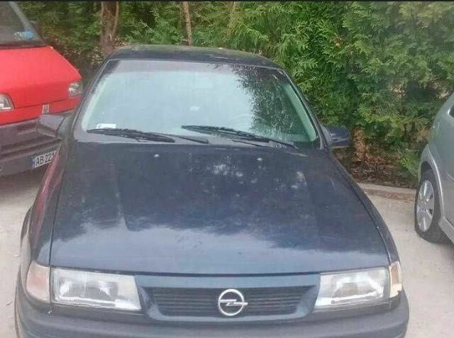 Синий Опель Вектра, объемом двигателя 1.8 л и пробегом 300 тыс. км за 1010 $, фото 4 на Automoto.ua