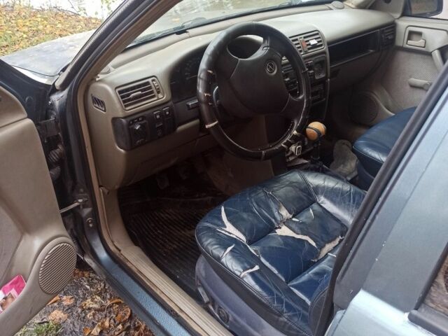 Синий Опель Вектра, объемом двигателя 1.6 л и пробегом 358 тыс. км за 800 $, фото 9 на Automoto.ua