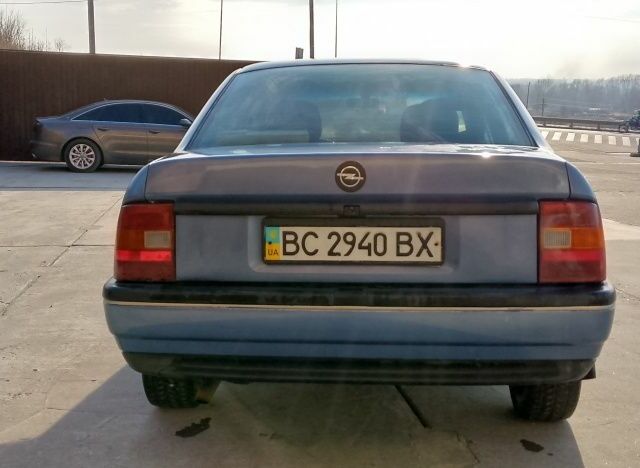 Синий Опель Вектра, объемом двигателя 2 л и пробегом 445 тыс. км за 800 $, фото 1 на Automoto.ua