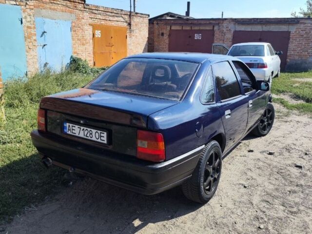 Опель Вектра 1989 в Александрие на Automoto.ua Синий Опель Вектра, объемом двигателя 2 л и пробегом 350 тыс. км за 1400 $, фото 3 на Automoto.ua