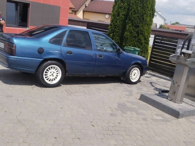 Синій Опель Вектра, об'ємом двигуна 2 л та пробігом 250 тис. км за 1050 $, фото 1 на Automoto.ua