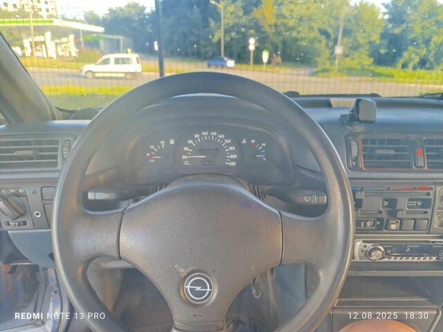 Синий Опель Вектра, объемом двигателя 1.6 л и пробегом 140 тыс. км за 1356 $, фото 3 на Automoto.ua