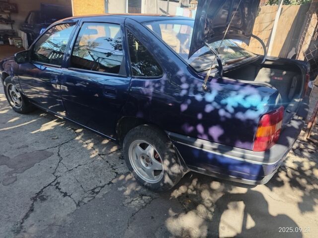 Синий Опель Вектра, объемом двигателя 1.6 л и пробегом 350 тыс. км за 2000 $, фото 1 на Automoto.ua