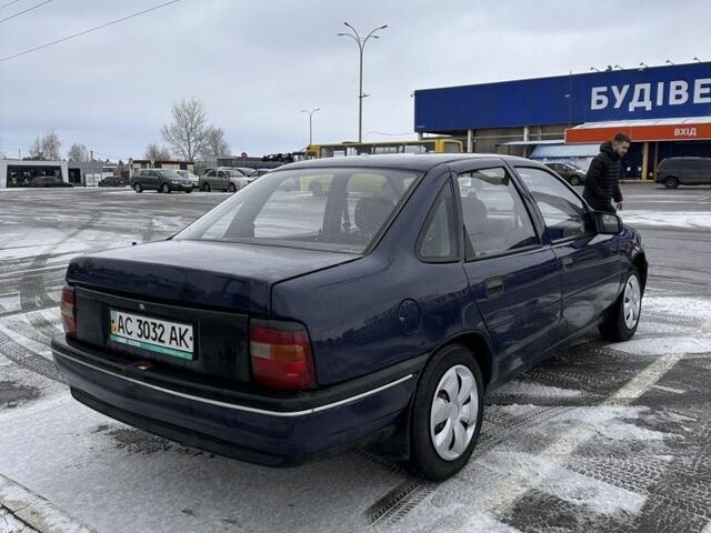 Синий Опель Вектра, объемом двигателя 1.6 л и пробегом 400 тыс. км за 1300 $, фото 3 на Automoto.ua