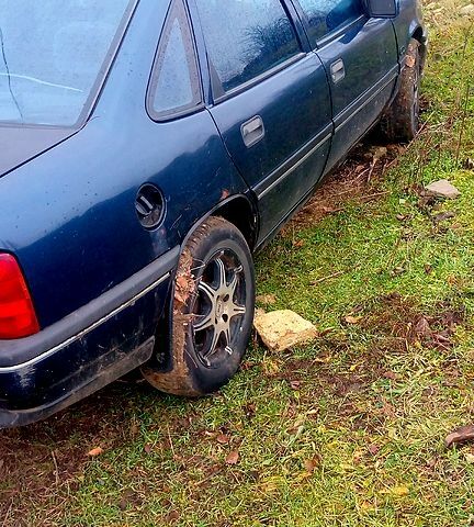 Синий Опель Вектра, объемом двигателя 2 л и пробегом 330 тыс. км за 750 $, фото 2 на Automoto.ua