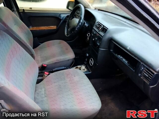 Синій Опель Вектра, об'ємом двигуна 1.7 л та пробігом 300 тис. км за 350 $, фото 5 на Automoto.ua