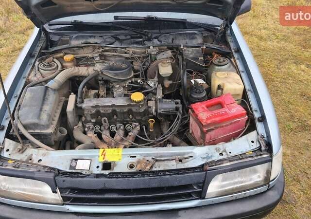 Синий Опель Вектра, объемом двигателя 1.6 л и пробегом 316 тыс. км за 950 $, фото 5 на Automoto.ua