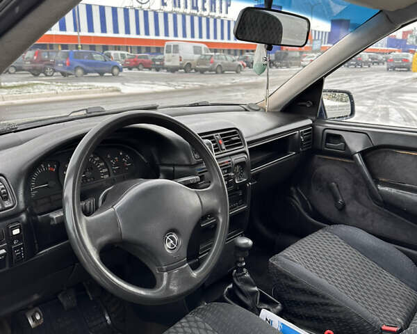 Синий Опель Вектра, объемом двигателя 1.6 л и пробегом 400 тыс. км за 1300 $, фото 8 на Automoto.ua