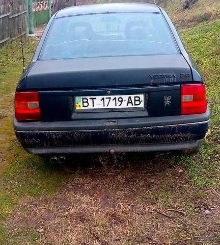 Синий Опель Вектра, объемом двигателя 2 л и пробегом 330 тыс. км за 750 $, фото 3 на Automoto.ua