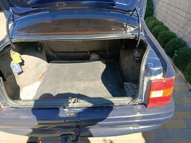 Синий Опель Вектра, объемом двигателя 1.6 л и пробегом 300 тыс. км за 1900 $, фото 4 на Automoto.ua