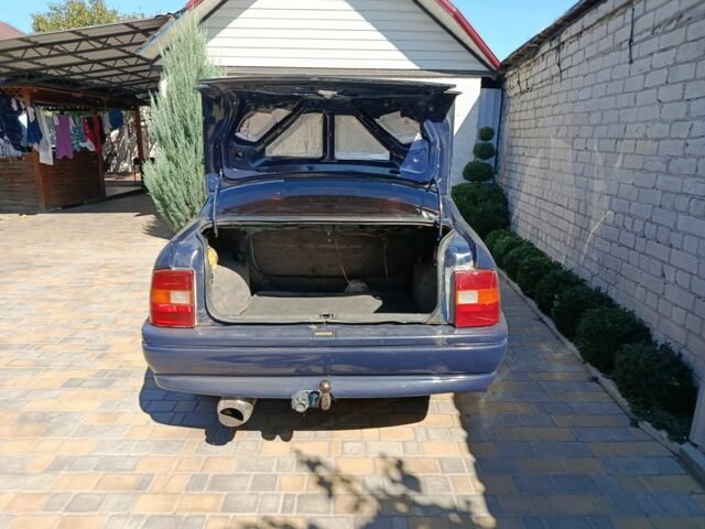 Синий Опель Вектра, объемом двигателя 1.6 л и пробегом 300 тыс. км за 1900 $, фото 3 на Automoto.ua