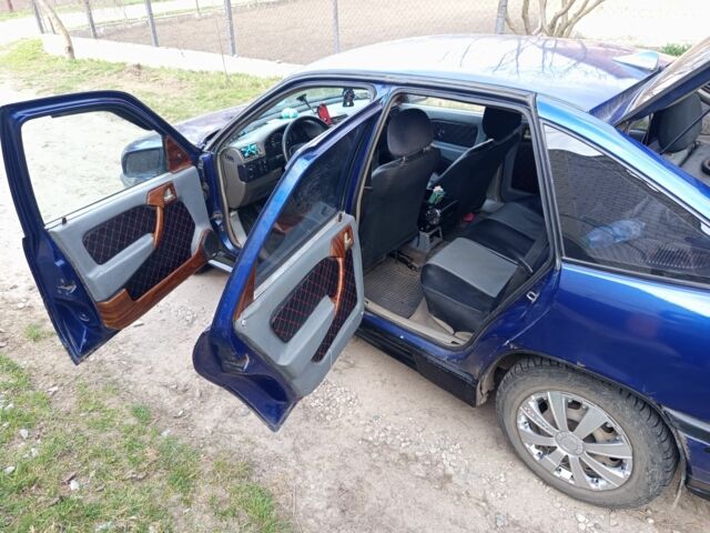 Синій Опель Вектра, об'ємом двигуна 1.6 л та пробігом 362 тис. км за 1100 $, фото 14 на Automoto.ua