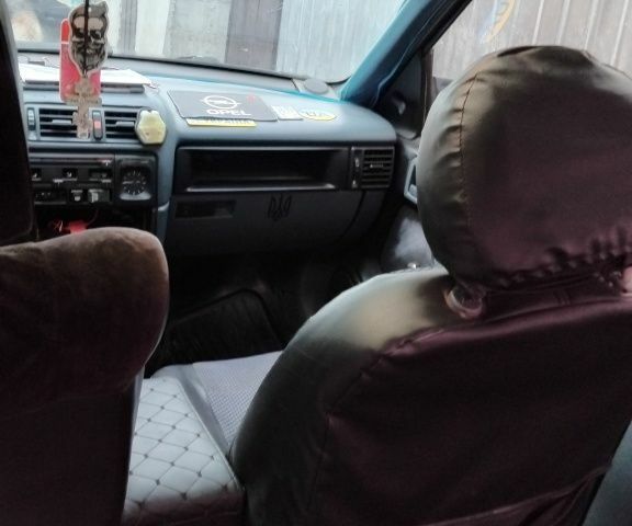 Синій Опель Вектра, об'ємом двигуна 2 л та пробігом 260 тис. км за 1400 $, фото 7 на Automoto.ua