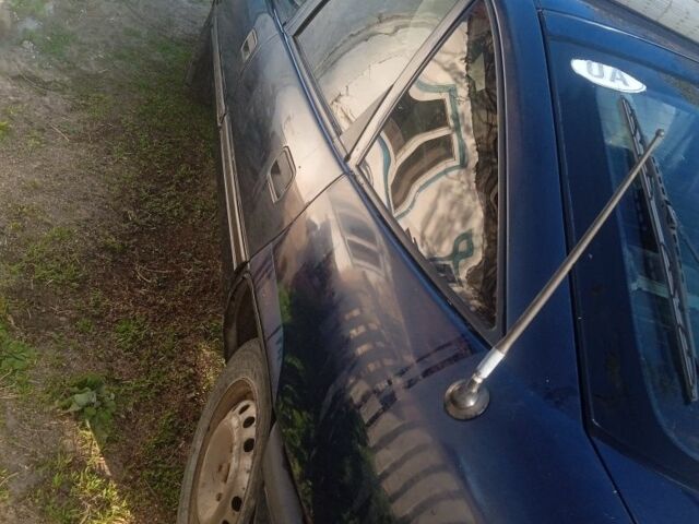 Синий Опель Вектра, объемом двигателя 1.6 л и пробегом 393 тыс. км за 425 $, фото 1 на Automoto.ua