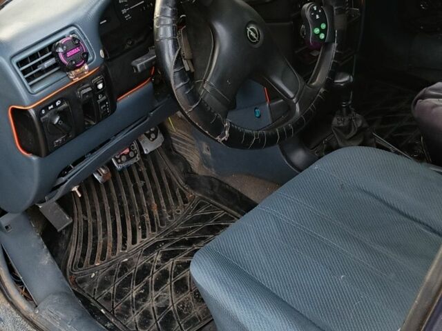 Синій Опель Вектра, об'ємом двигуна 1.8 л та пробігом 290 тис. км за 1304 $, фото 9 на Automoto.ua