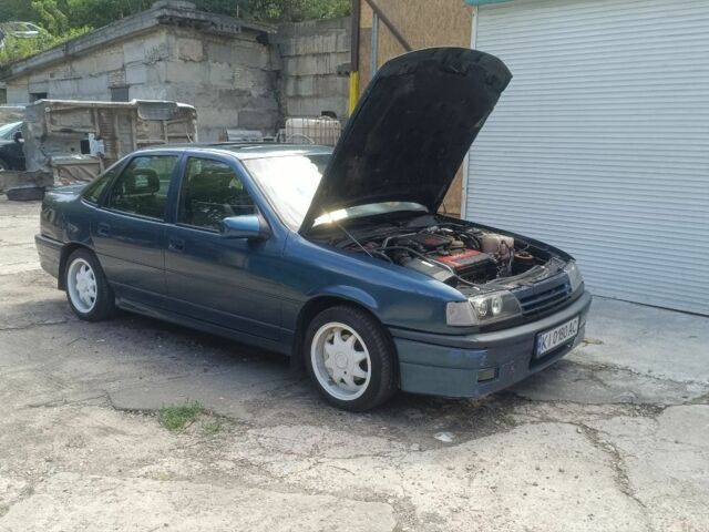 Синий Опель Вектра, объемом двигателя 2 л и пробегом 302 тыс. км за 1900 $, фото 3 на Automoto.ua