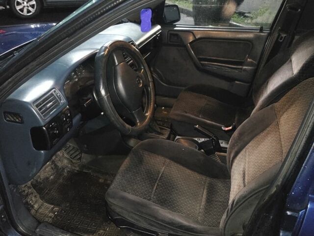 Синій Опель Вектра, об'ємом двигуна 2 л та пробігом 250 тис. км за 2000 $, фото 7 на Automoto.ua