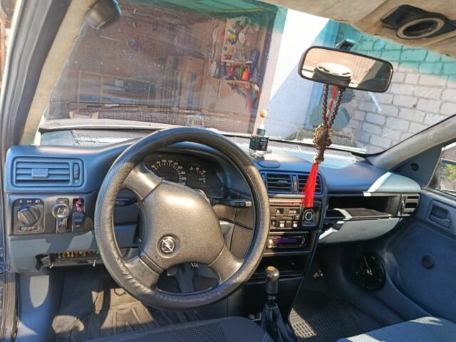 Синий Опель Вектра, объемом двигателя 1.6 л и пробегом 300 тыс. км за 1900 $, фото 7 на Automoto.ua