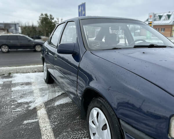 Синий Опель Вектра, объемом двигателя 1.6 л и пробегом 400 тыс. км за 1300 $, фото 2 на Automoto.ua