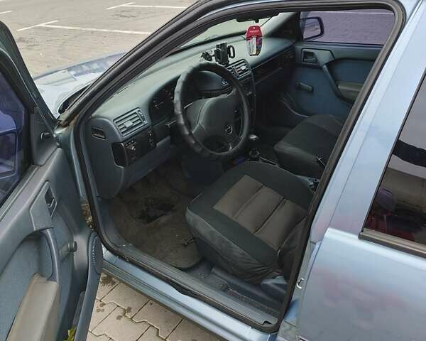 Синий Опель Вектра, объемом двигателя 1.8 л и пробегом 383 тыс. км за 1600 $, фото 5 на Automoto.ua