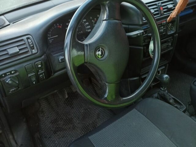 Синій Опель Вектра, об'ємом двигуна 1.8 л та пробігом 360 тис. км за 2081 $, фото 5 на Automoto.ua