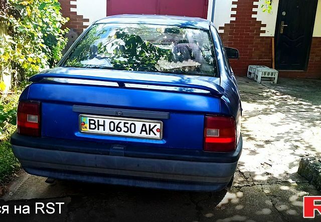 Синий Опель Вектра, объемом двигателя 20 л и пробегом 342 тыс. км за 1400 $, фото 1 на Automoto.ua