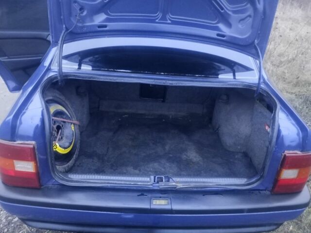 Синий Опель Вектра, объемом двигателя 1.6 л и пробегом 300 тыс. км за 1600 $, фото 8 на Automoto.ua