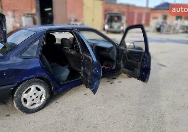 Синий Опель Вектра, объемом двигателя 1.6 л и пробегом 500 тыс. км за 900 $, фото 7 на Automoto.ua