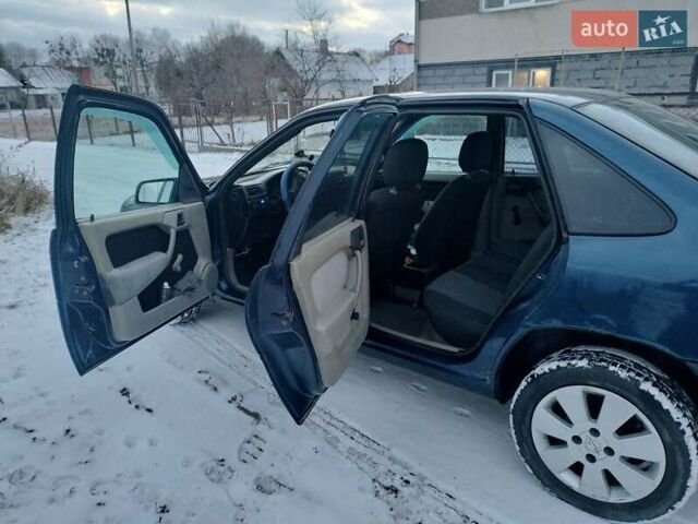 Синий Опель Вектра, объемом двигателя 2 л и пробегом 1 тыс. км за 1100 $, фото 4 на Automoto.ua