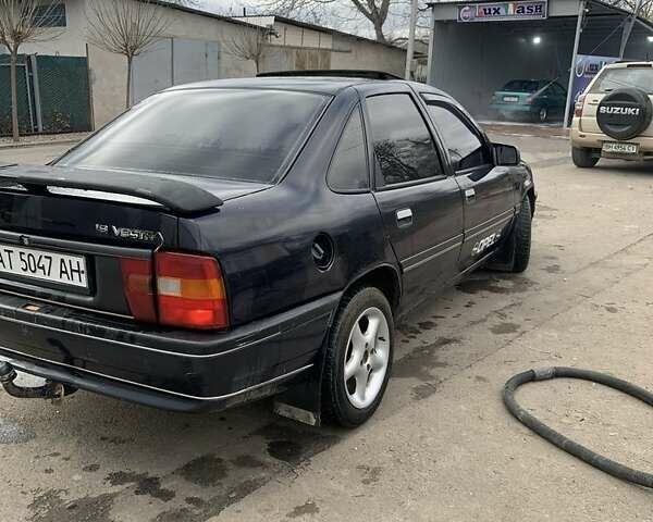 Синий Опель Вектра, объемом двигателя 1.8 л и пробегом 300 тыс. км за 1600 $, фото 5 на Automoto.ua