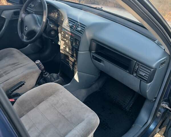 Синій Опель Вектра, об'ємом двигуна 1.6 л та пробігом 338 тис. км за 1700 $, фото 13 на Automoto.ua