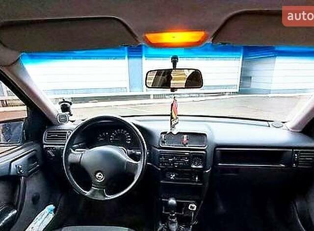 Синий Опель Вектра, объемом двигателя 1.6 л и пробегом 345 тыс. км за 1500 $, фото 4 на Automoto.ua