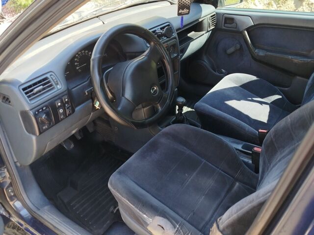 Синий Опель Вектра, объемом двигателя 1.6 л и пробегом 600 тыс. км за 900 $, фото 7 на Automoto.ua