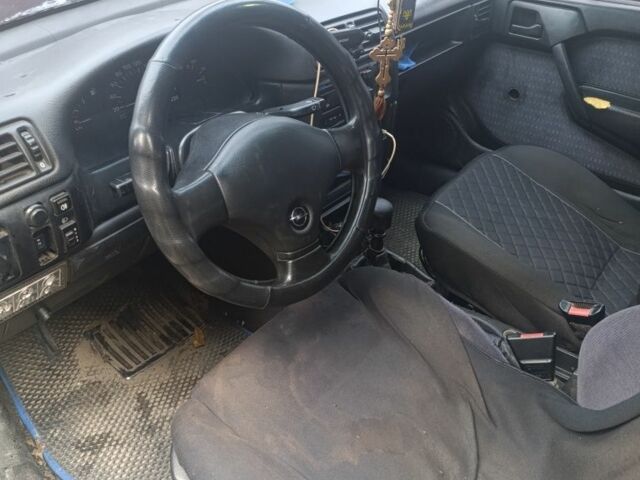 Синий Опель Вектра, объемом двигателя 1.8 л и пробегом 350 тыс. км за 1600 $, фото 4 на Automoto.ua