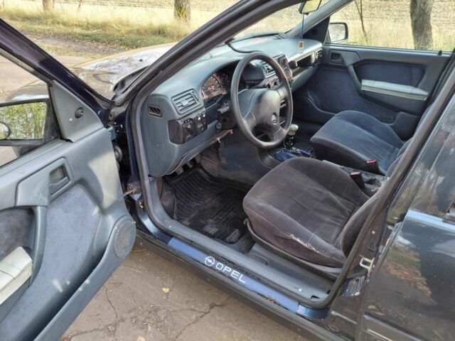 Синий Опель Вектра, объемом двигателя 2 л и пробегом 444 тыс. км за 899 $, фото 10 на Automoto.ua