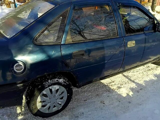 Синий Опель Вектра, объемом двигателя 1.8 л и пробегом 215 тыс. км за 800 $, фото 4 на Automoto.ua