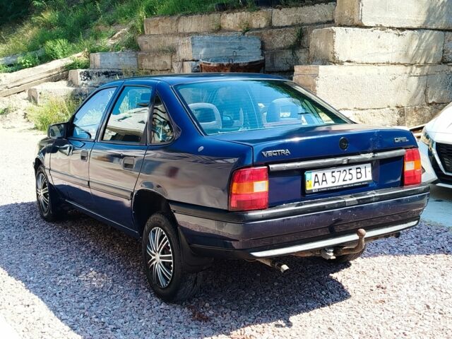Синий Опель Вектра, объемом двигателя 1.6 л и пробегом 600 тыс. км за 900 $, фото 5 на Automoto.ua