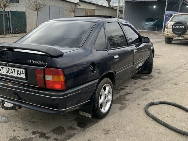 Синий Опель Вектра, объемом двигателя 1.8 л и пробегом 300 тыс. км за 1600 $, фото 6 на Automoto.ua