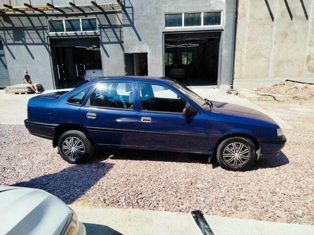 Синий Опель Вектра, объемом двигателя 1.6 л и пробегом 600 тыс. км за 900 $, фото 4 на Automoto.ua