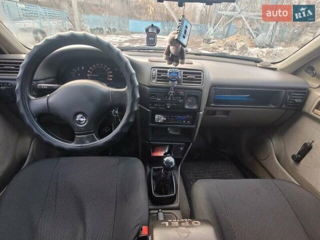 Синій Опель Вектра, об'ємом двигуна 1.8 л та пробігом 150 тис. км за 1690 $, фото 5 на Automoto.ua