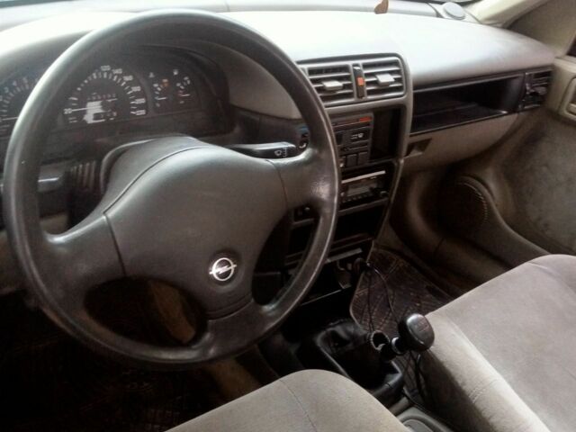 Синий Опель Вектра, объемом двигателя 2 л и пробегом 57 тыс. км за 800 $, фото 4 на Automoto.ua