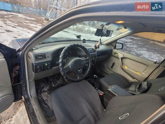 Синій Опель Вектра, об'ємом двигуна 1.8 л та пробігом 150 тис. км за 1690 $, фото 6 на Automoto.ua