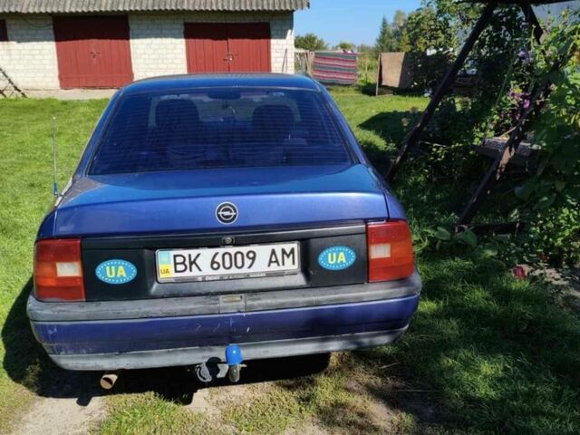 Синій Опель Вектра, об'ємом двигуна 1.6 л та пробігом 268 тис. км за 1500 $, фото 3 на Automoto.ua