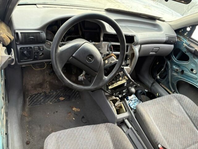 Синій Опель Вектра, об'ємом двигуна 1.6 л та пробігом 123 тис. км за 300 $, фото 10 на Automoto.ua