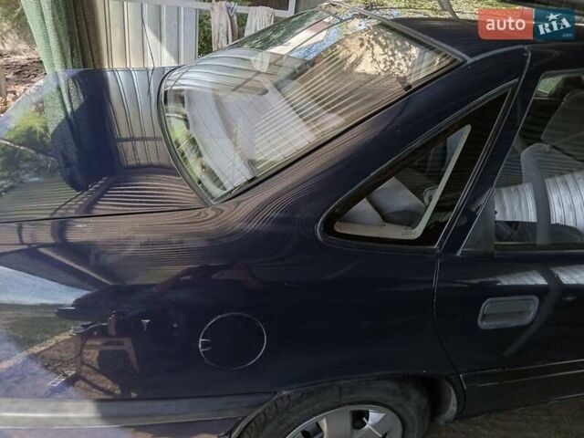 Синій Опель Вектра, об'ємом двигуна 1.8 л та пробігом 274 тис. км за 1700 $, фото 4 на Automoto.ua